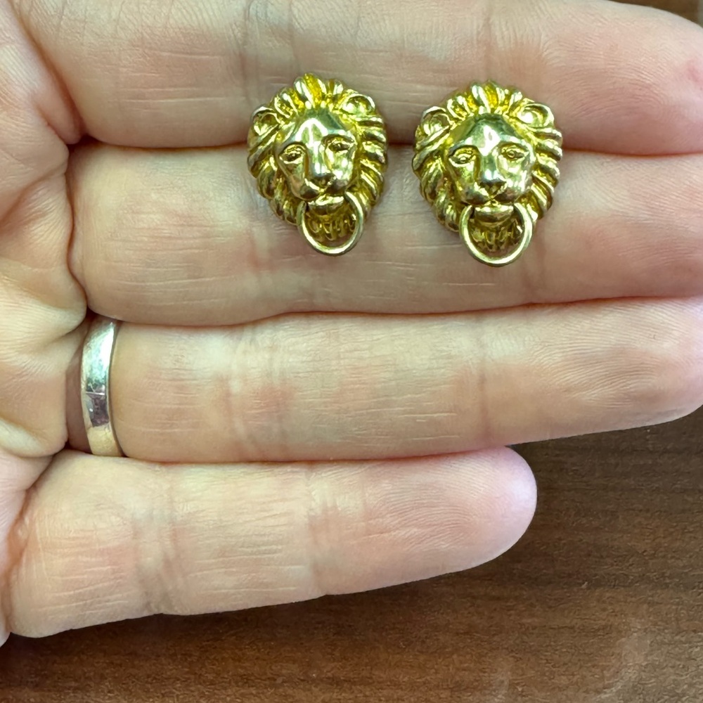 Vintage Gold Tone Lion Head Stud Earrings - Classic Women's Jewelry